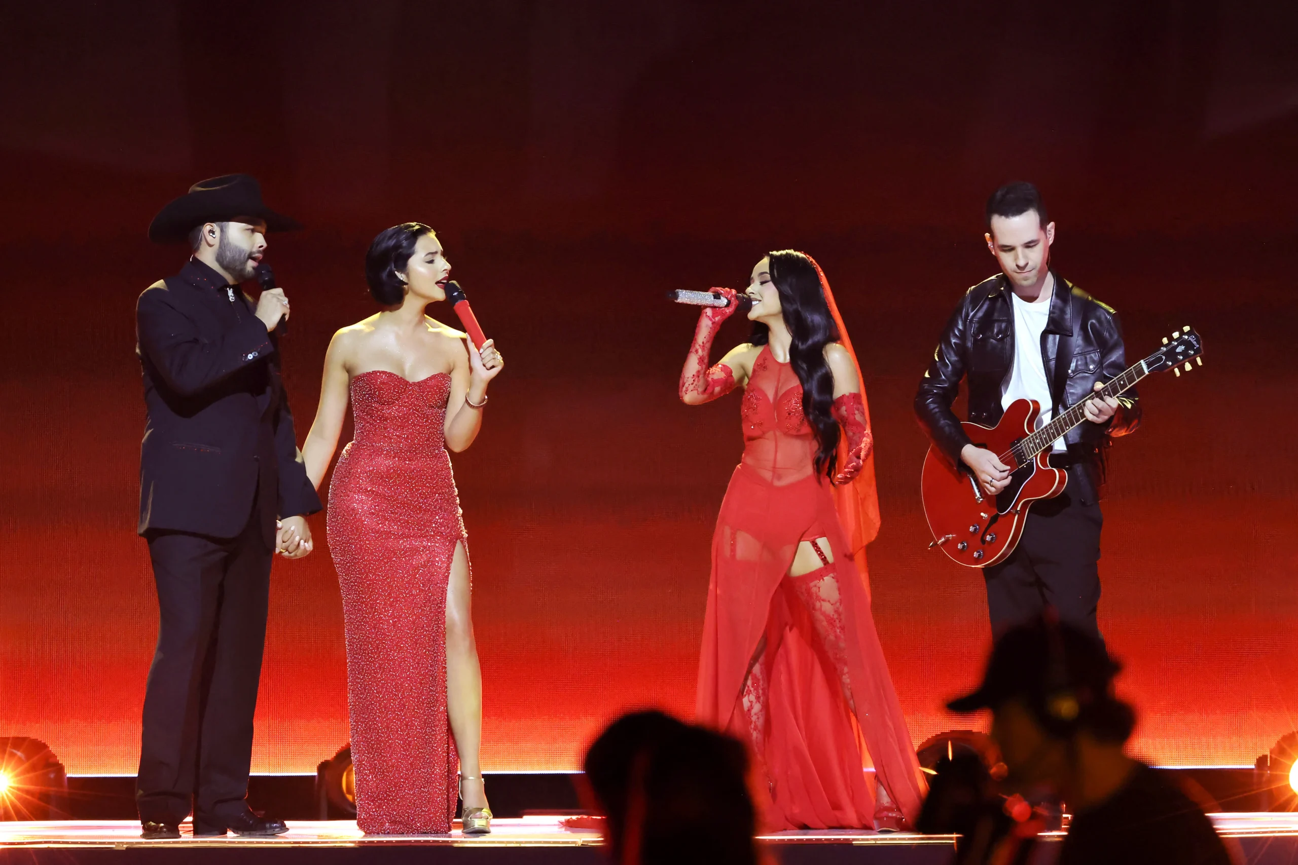 Ángela Aguilar y Becky G protagonizan controversia en los Latin Grammy 2024 – Firmas.Mx